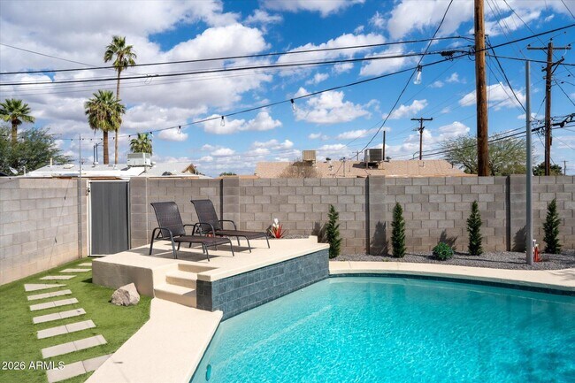 Foto del edificio - 423 N 73rd Pl