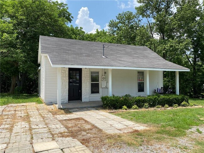 Building Photo - 318 N C St