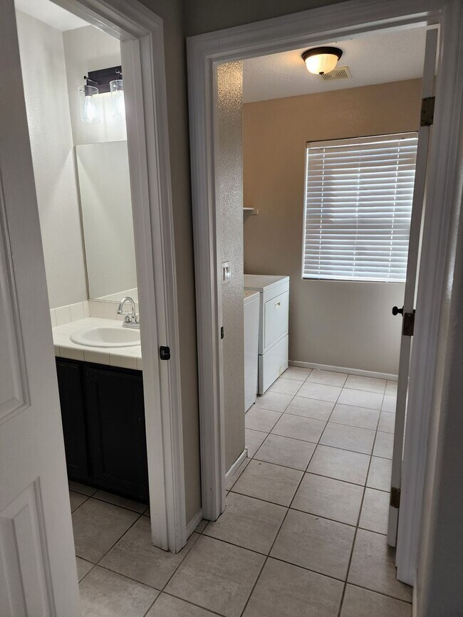 Foto del edificio - 4 Bedroom, 3 bath, RV parking Separate yard home