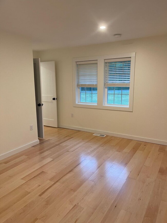 Building Photo - 3 Bedroom Apartment in Colchester VT Avail...