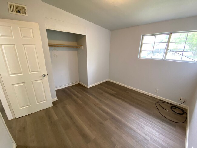 Building Photo - Open Concept 4 Bedroom Gem