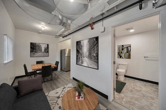 STUDIO APARTMENT 『FLIGHT』　APT. CLASSICS The Vintage Lofts at West End Apartments in Downtown Tampa