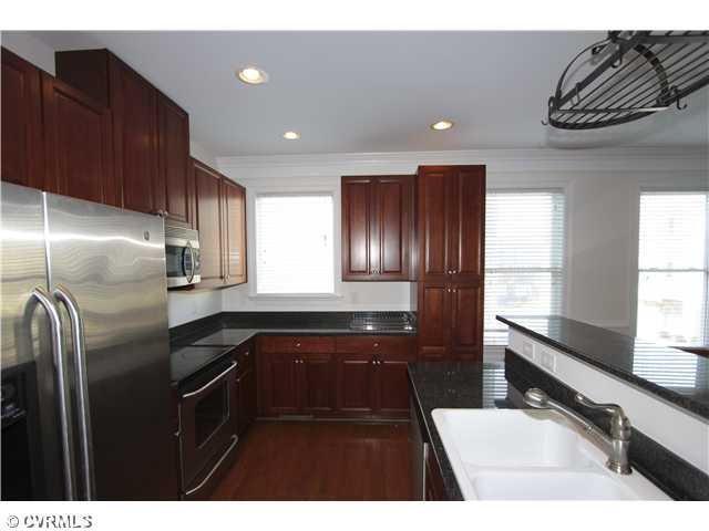 Foto del edificio - RENT SPECIAL! 4 BR / 3.5 BA Gorgeous Townh...