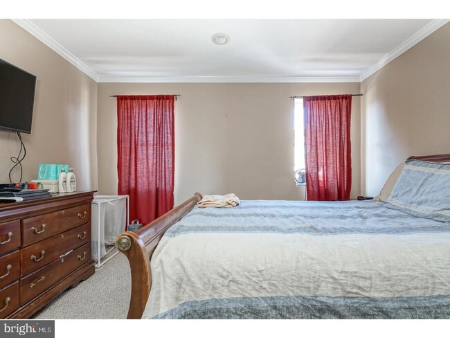 Master Bed 2 - 412 Moore St