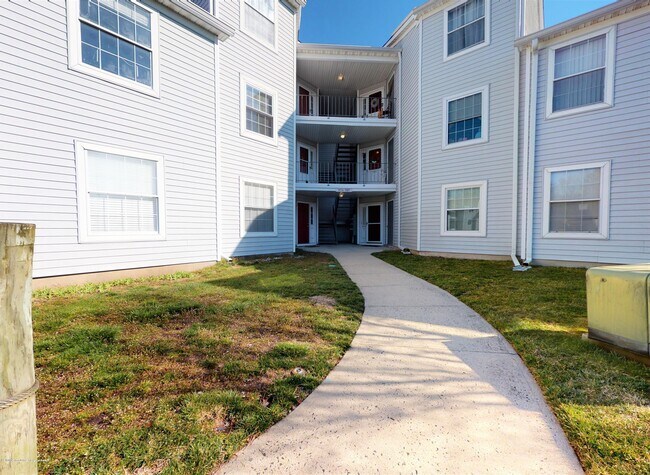 Foto del edificio - 1019 Waters Edge Dr