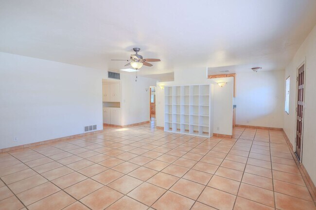 Building Photo - 4 Bedroom 2 Bathroom