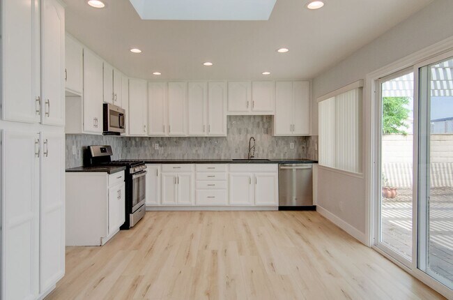 Foto del edificio - Turnkey Huntington Beach Home with Modern ...
