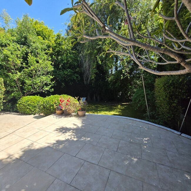 Foto del edificio - “Spacious West LA 3-Bedroom Home with Private Backyard & Modern Upgrades