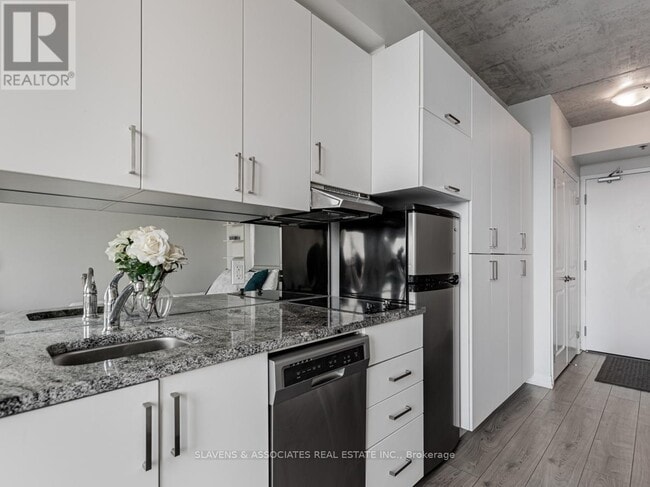 Building Photo - 1900 Simcoe St N