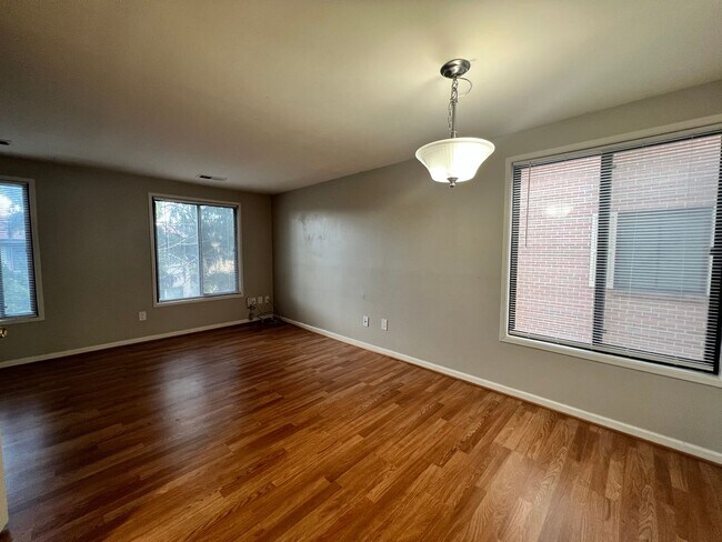 Building Photo - Amazing 2 BR/2 BA EOG Townhome in Montgome...