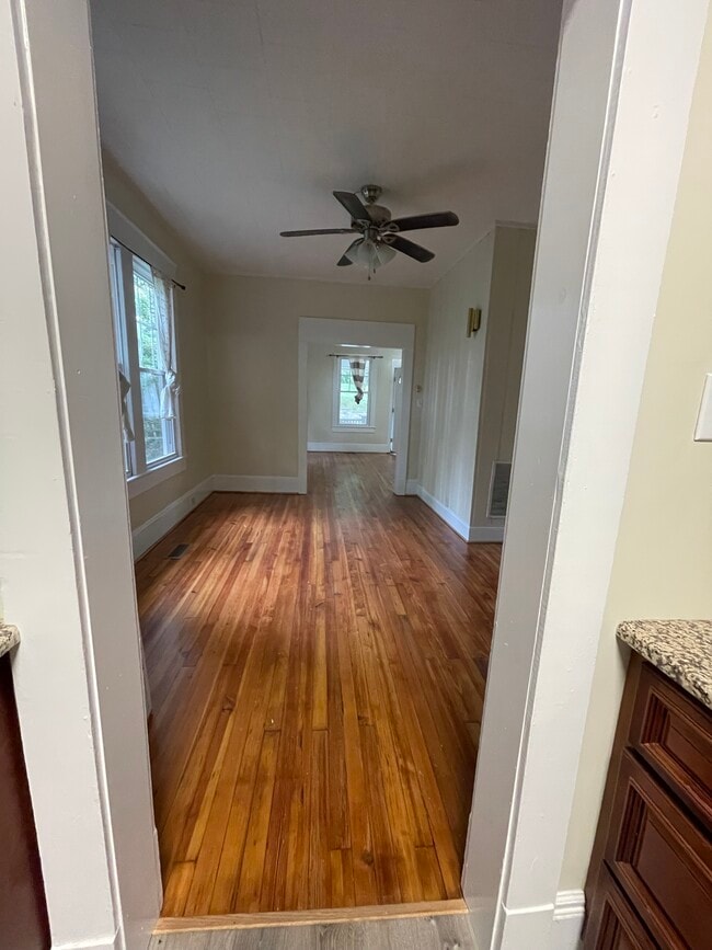 Photo - 421 Duke St SW House