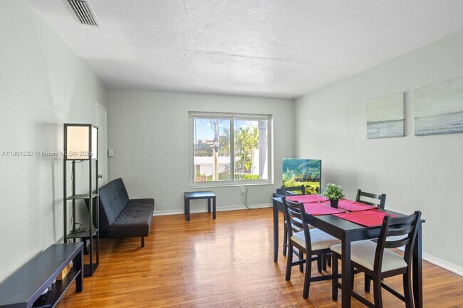 Foto del edificio - 8100 Crespi Blvd