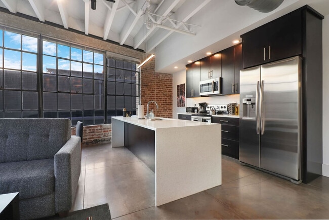 Building Photo - 822 Howard Ave