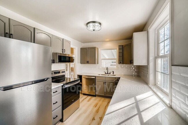 Building Photo - 2465 S Franklin St