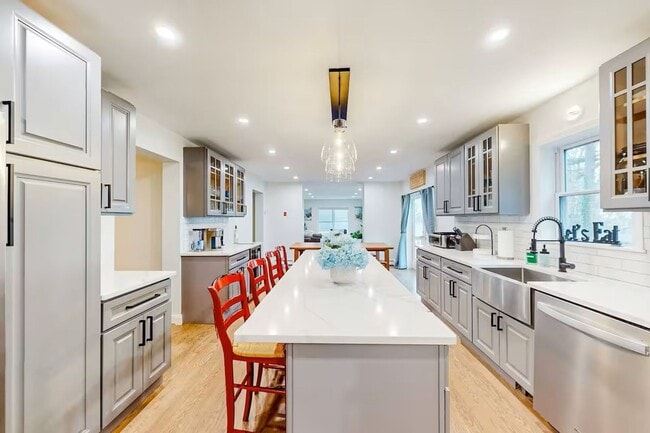 Building Photo - Large 5Br 3 1/2Ba Modern Home in Falmouth ...