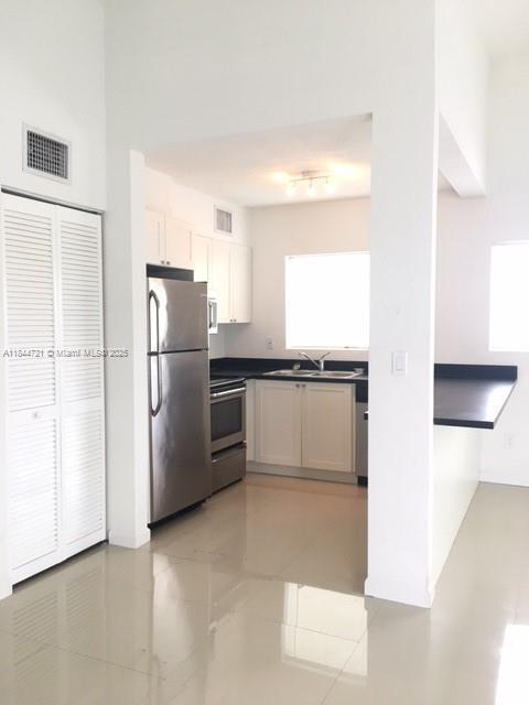 Foto del edificio - 8035 Crespi Blvd