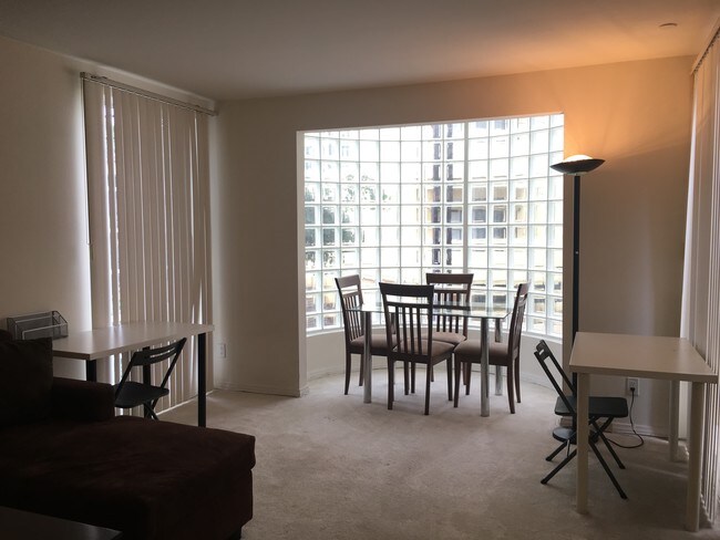 Foto del edificio - 1395 Kelton Ave