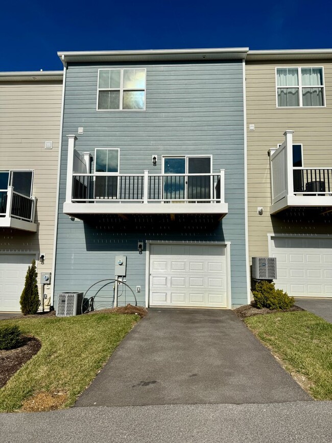 Building Photo - Modern 4 BR | 2.5 BA Townhome with Garage ...