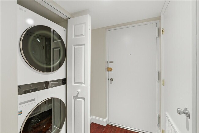 Foto del edificio - Contemporary 1BR / 1BA Condo in Reston – Utilities Included!