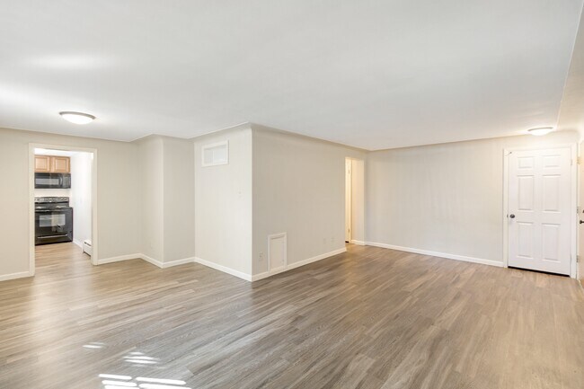 Building Photo - 895 Dahlia St