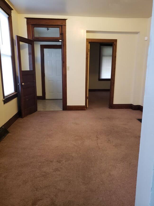 Building Photo - 2 BR Lower Apartment Near Downtown FTW