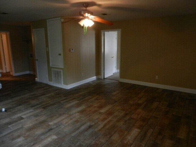 Foto del edificio - Military Highway Apartments