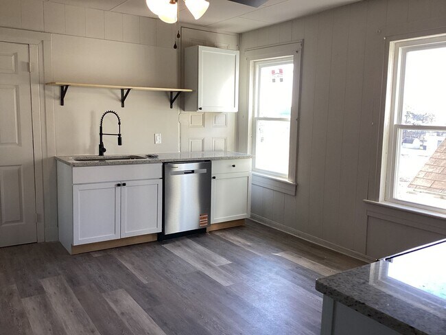 Foto del edificio - Newly RENOVATED 1 bedroom & 1 bathroom Apartment in McSherrystown, PA - 3 miles from Hanover, PA