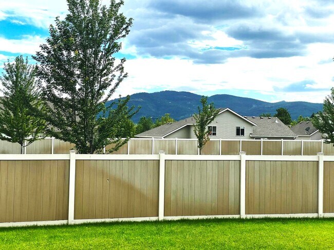 Foto del edificio - Beautiful 3 Bedroom, 2.5 Bath Two-Story Home with Office in Post Falls