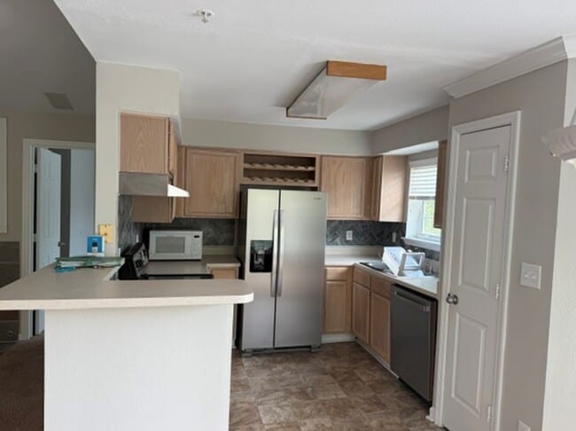 Building Photo - 700 Daniel Ellis Dr