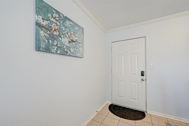 Building Photo - 2201 Fountain View Dr