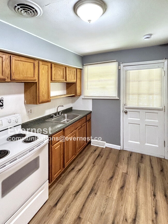 Building Photo - 1142 Maple Ave