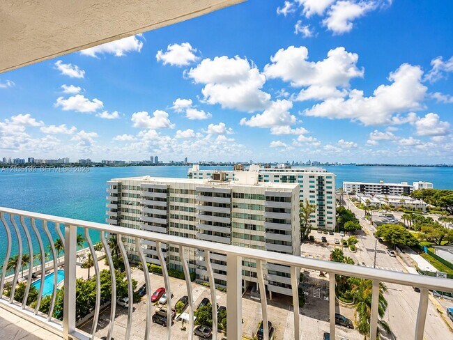 Foto del edificio - 7601 E Treasure Dr