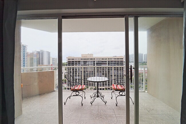 Foto del edificio - 1985 S Ocean Dr