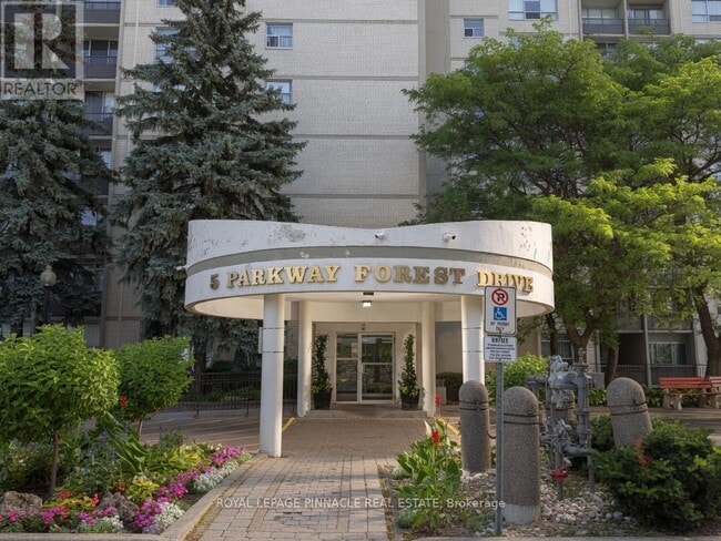 Building Photo - 5 Parkway Forest Dr