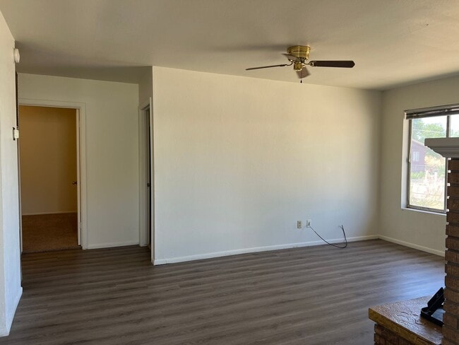 Building Photo - 2bed/1 bath duplex unit