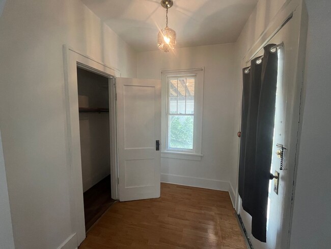 Building Photo - One bedroom in Alton
