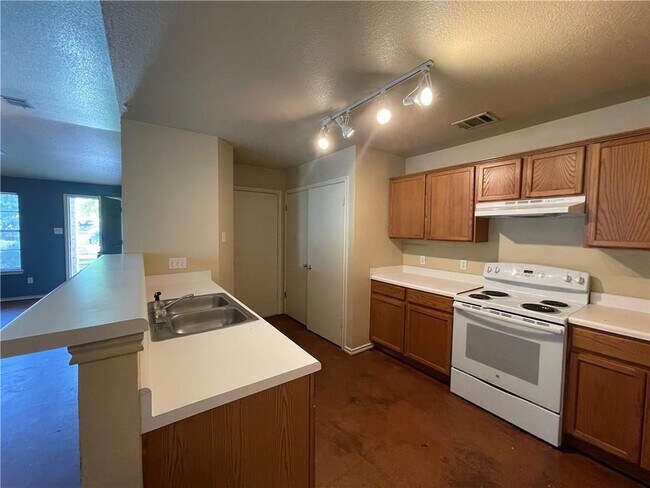 Building Photo - 1221 Armadillo Rd
