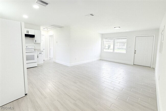 Building Photo - 581 Wood Ave