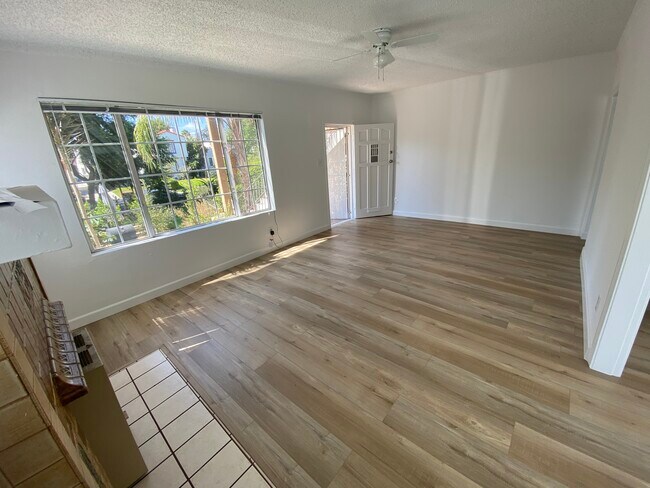 Sala de estar - 1174 S Highland Ave