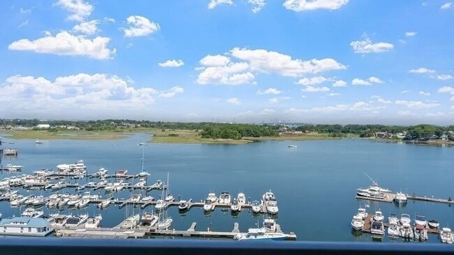 Building Photo - 200 Cove Way