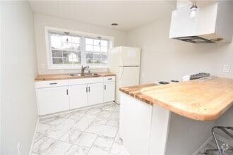 Building Photo - 102 Pine Dr