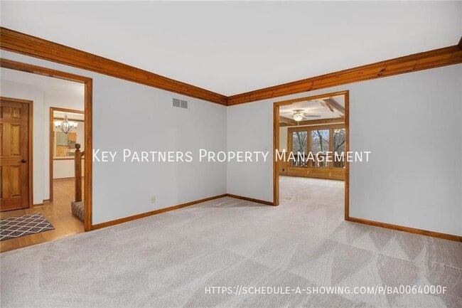 Building Photo - 14906 W 83rd Pl - Spacious!