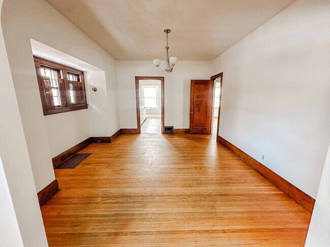 Building Photo - Move In Ready Gem on Lowe Rd. - West End