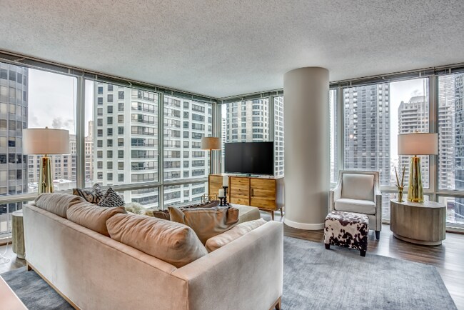 Building Photo - 580 N McClurg Ct