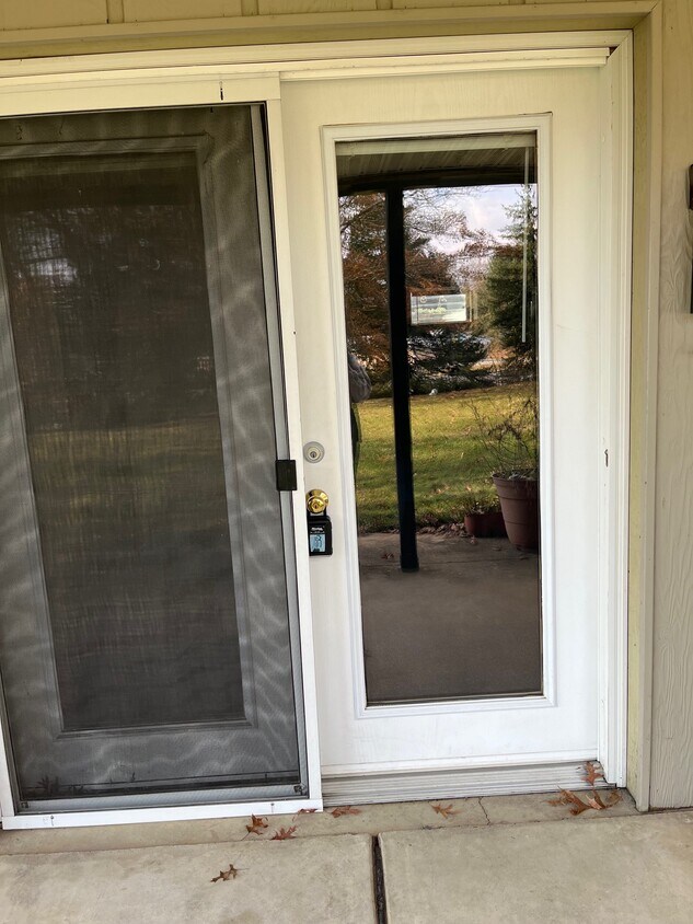 Foto principal - 611 Lincoln Way W