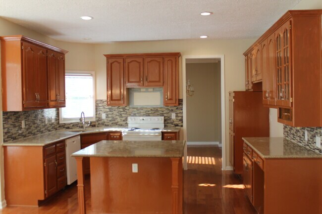 Kitchen - 8613 W 127th Plz