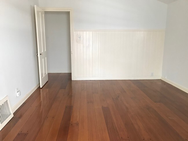 Hardwood floors - 10643 Ashton Ave