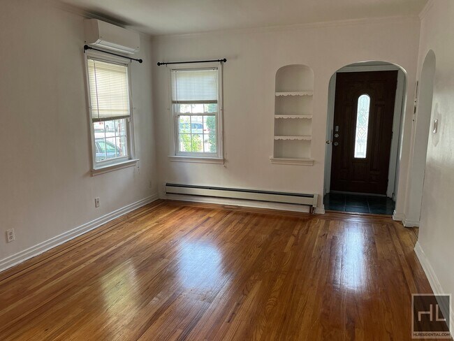 Foto del edificio - Spacious Two Bedroom Duplex with Backyard ...