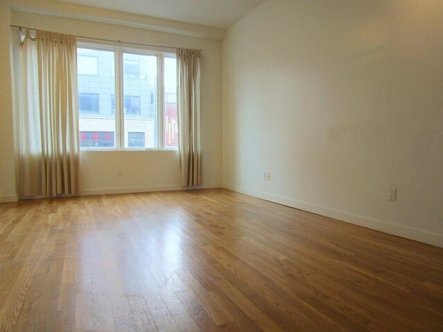 Primary Photo - 135 Metropolitan Ave