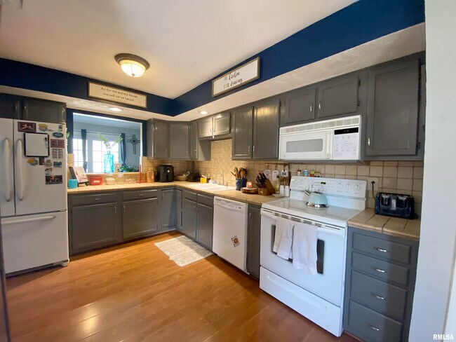 Building Photo - 619 S Surrey Ln
